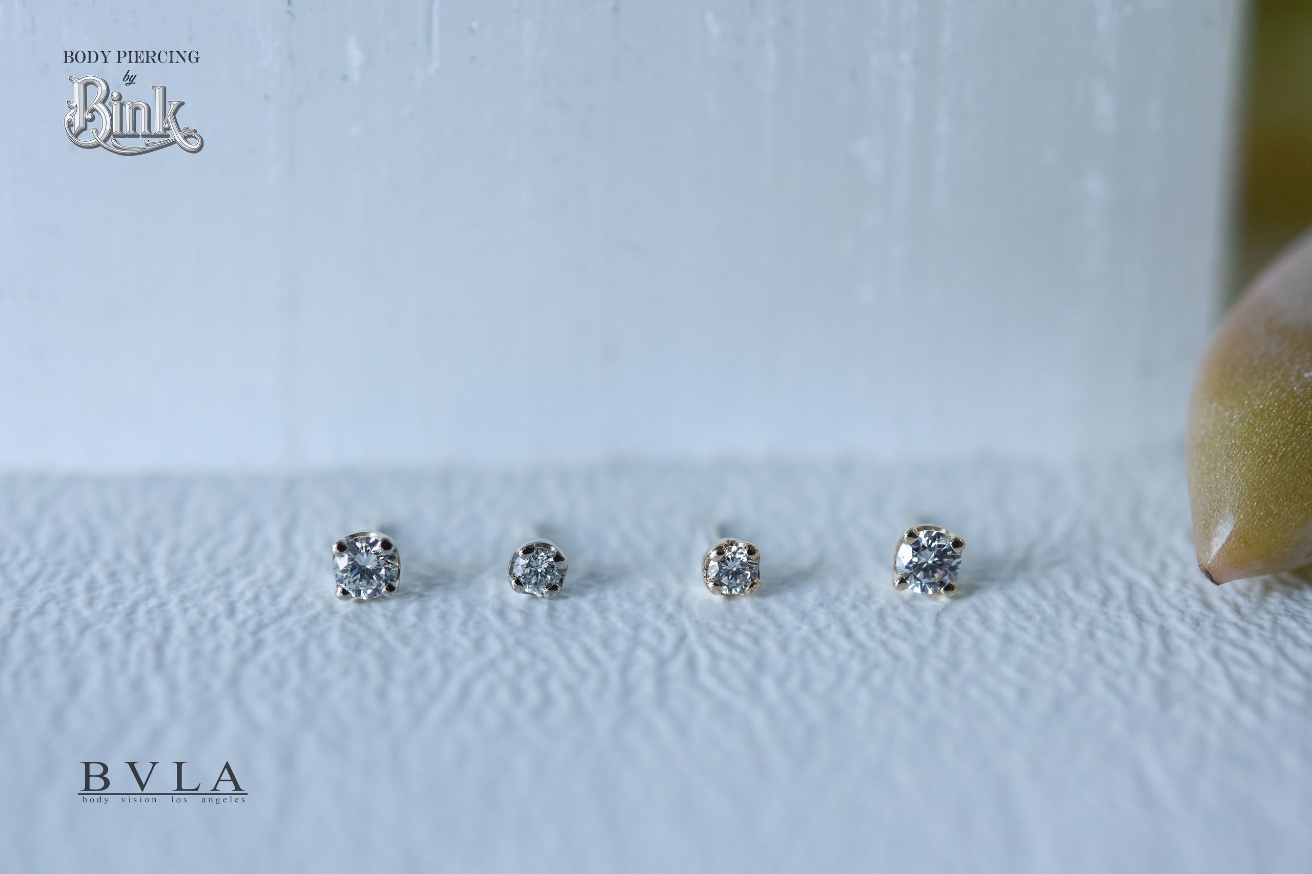 Four-Prong Threadless End with 1.5mm White Diamond in Gold