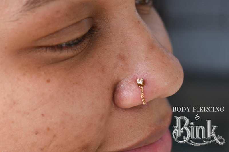 single curb chain in yellow gold for healed nostril piercing with champagne prong from Neometal